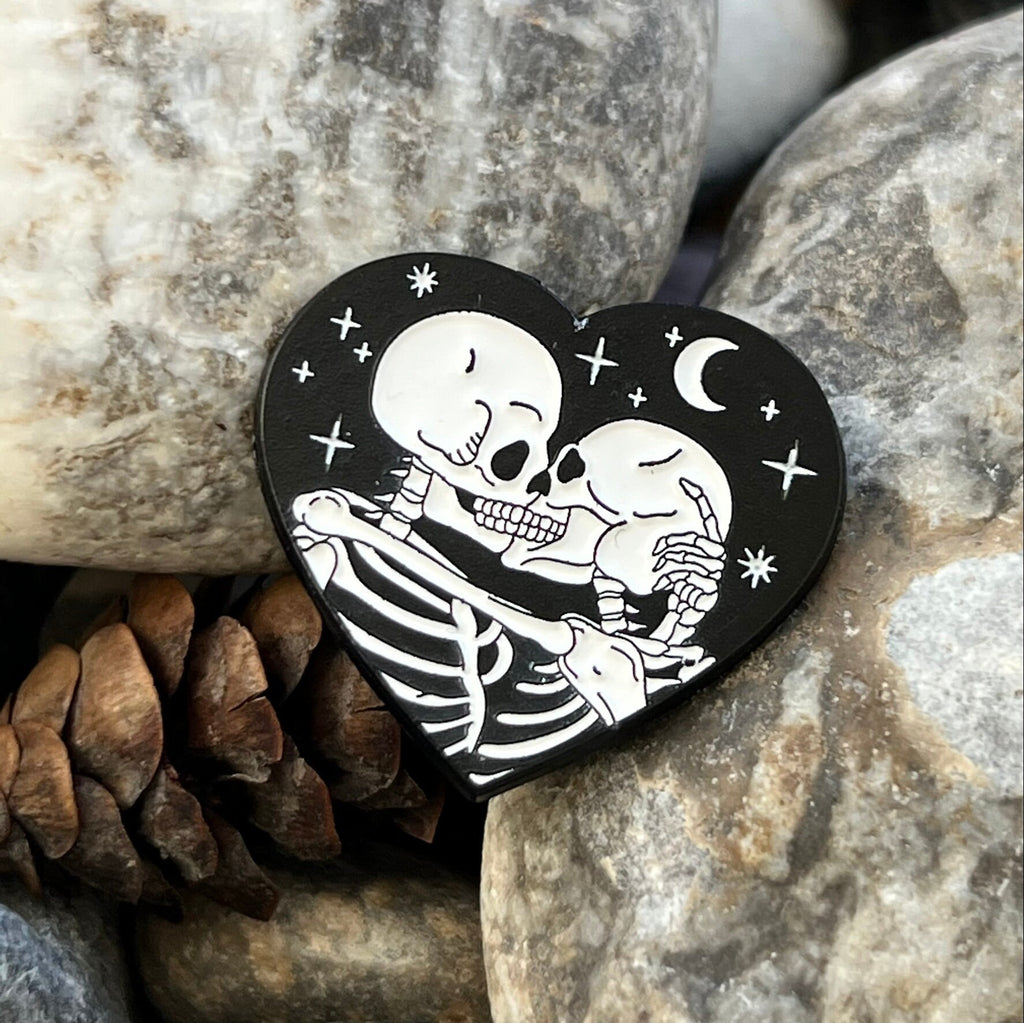 Skeletons kissing enamelled pin